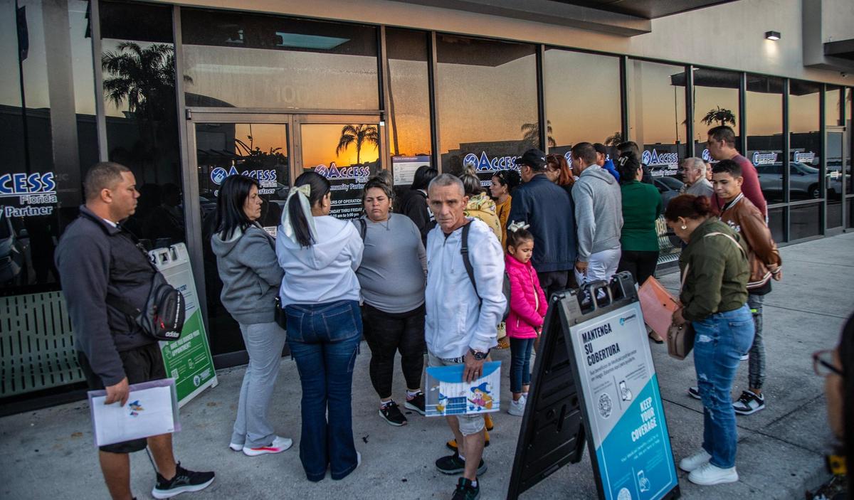 Un grupo de migrantes recién llegados, incluidos cubanos, hacen fila afuera de las oficinas de Niños y Familias ubicadas en 3805 W 20th Ave, en Hialeah, mientras una gran afluencia de migrantes llega al condado de Miami-Dade después de ingresar a los Estados Unidos a través de la frontera con México, el miércoles 14 de febrero de 2024.