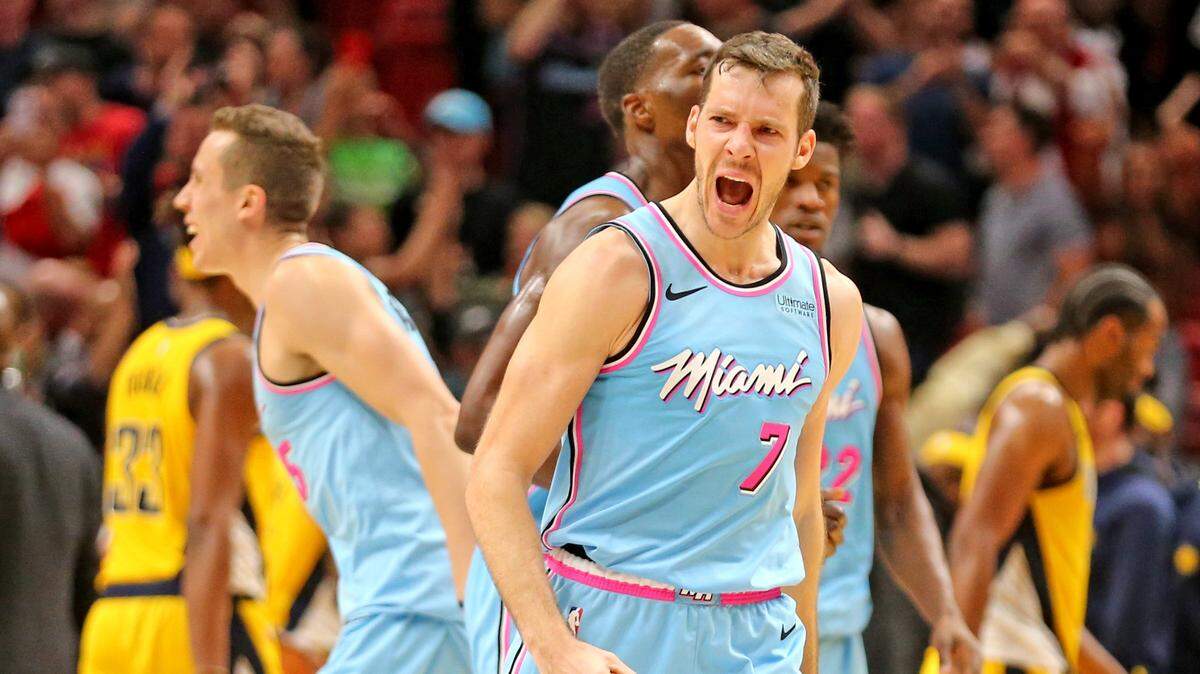 El armador del Heat Goran Dragic (7) celebra tras anotar la canasta ganadora en el triunfo de este vienes 27 de diciembre ante los Pacers en el AmericanAirlines Arena.