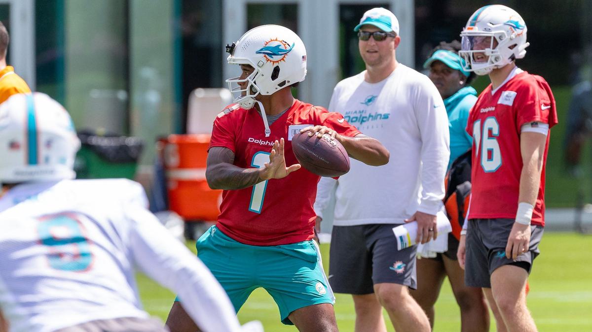 Miami Dolphins quarterback Tua Tagovailoa (1) sets up to pass during drills at mandatory minicamp at Baptist Health Training Complex in Hard Rock Stadium on Tuesday, June 4, 2024, in Miami Gardens, Fla.
