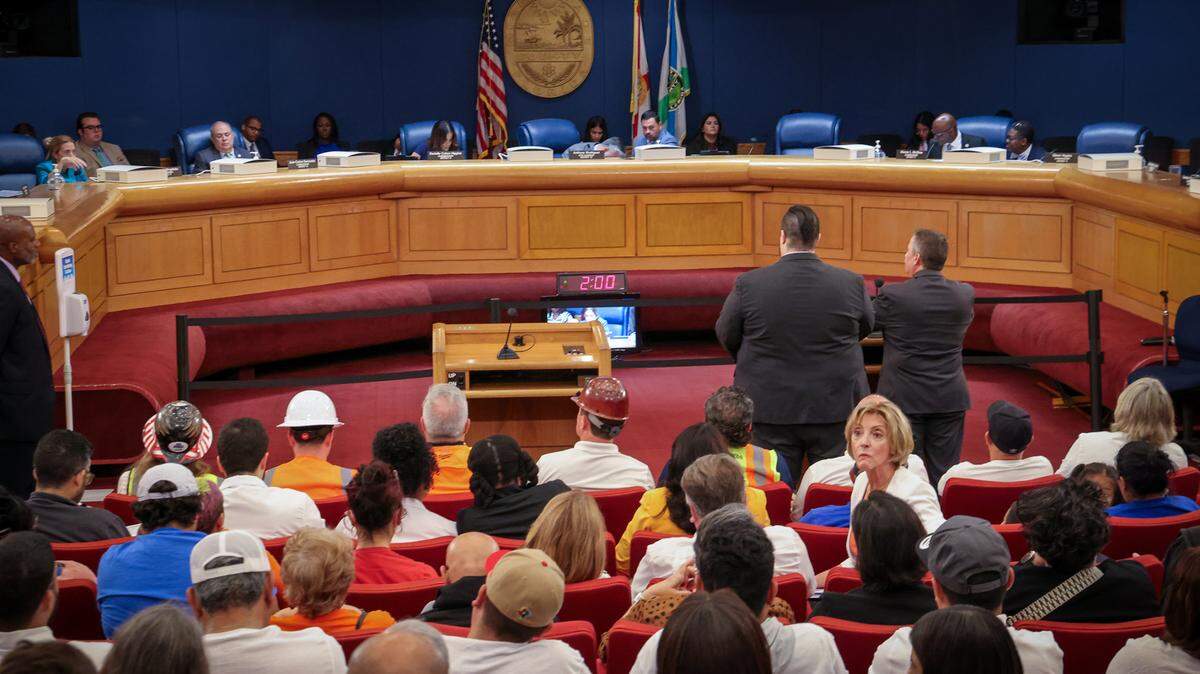 ANTHONY RODRIGUEZ se desempeña como Comisionado del Distrito 10 en la Junta de Comisionados del Condado de Miami-Dade. El Distrito 10 abarca partes de Kendall, Westchester y Fontainebleau. 