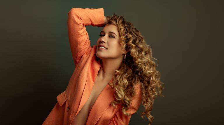 After years in France, Cuban singer Niuver returns to her roots for new album