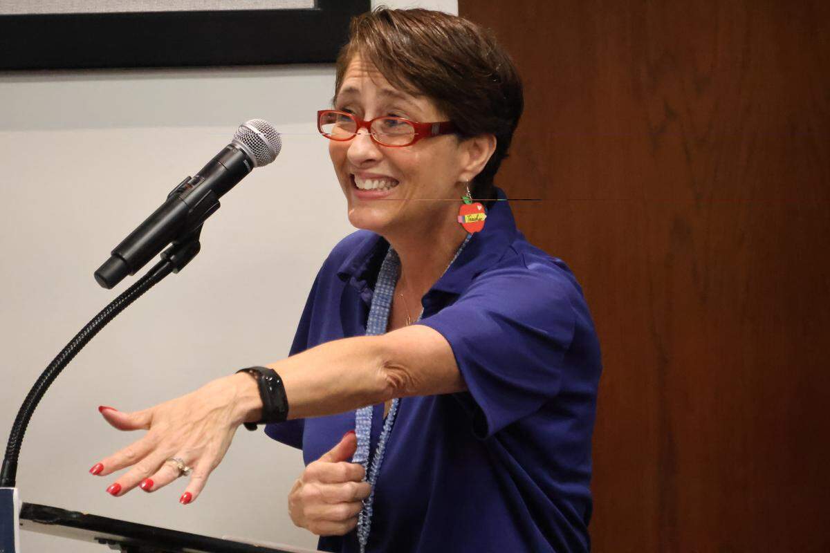 María Podesta, maestra de Dania Beach Elementary School, habla durante la reunión de la Junta Escolar del Condado de Broward sobre posibles recortes de empleo el lunes 11 de mayo de 2026 en Fort Lauderdale.