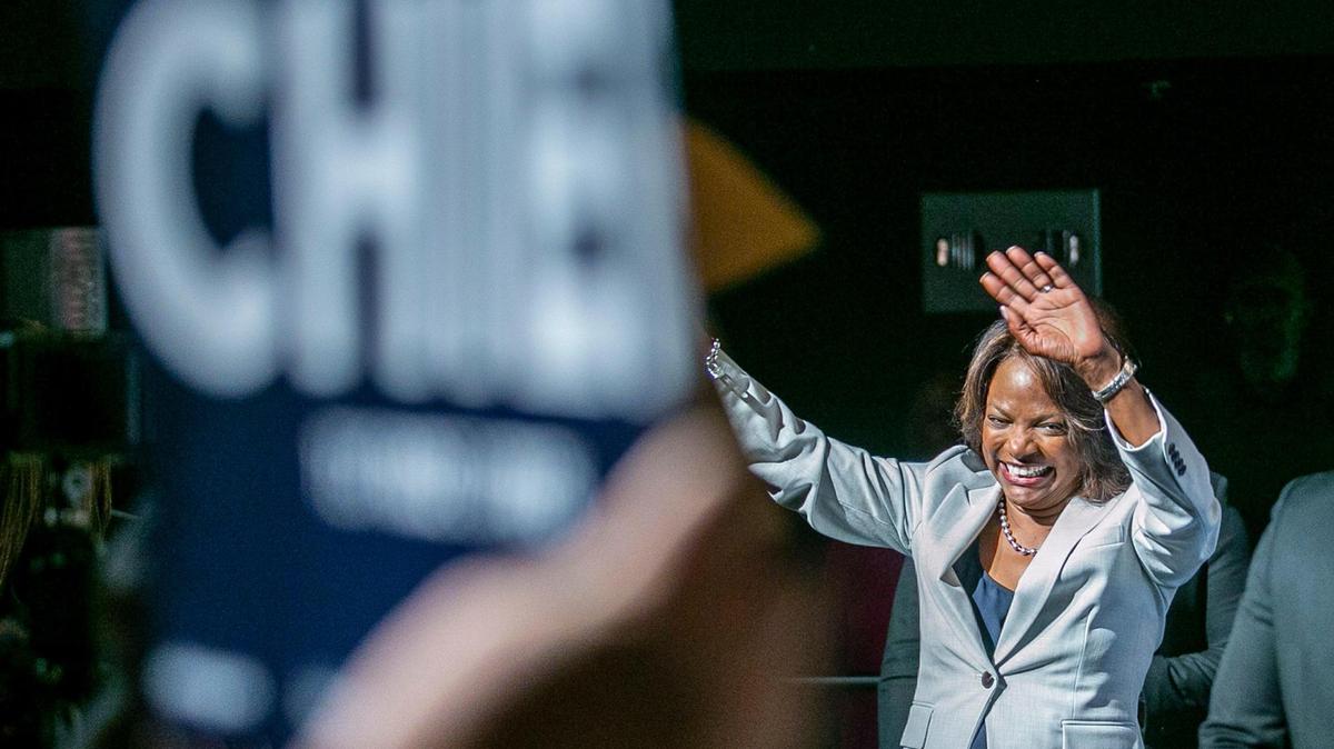 La representante federal Val Demings en un mitin en el Centro Cultural del Pequeño Haití con sus partidarios en su postulación al Senado federal contra el senador Marco Rubio, en Miami, el 24 de mayo de 2022.