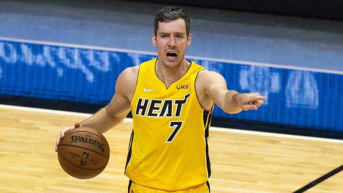 El armador del Heat, Goran Dragic, da instrucciones a sus compañeros de equipo en su partido contra el Magic en Miami, el jueves 11 de marzo de 2021.