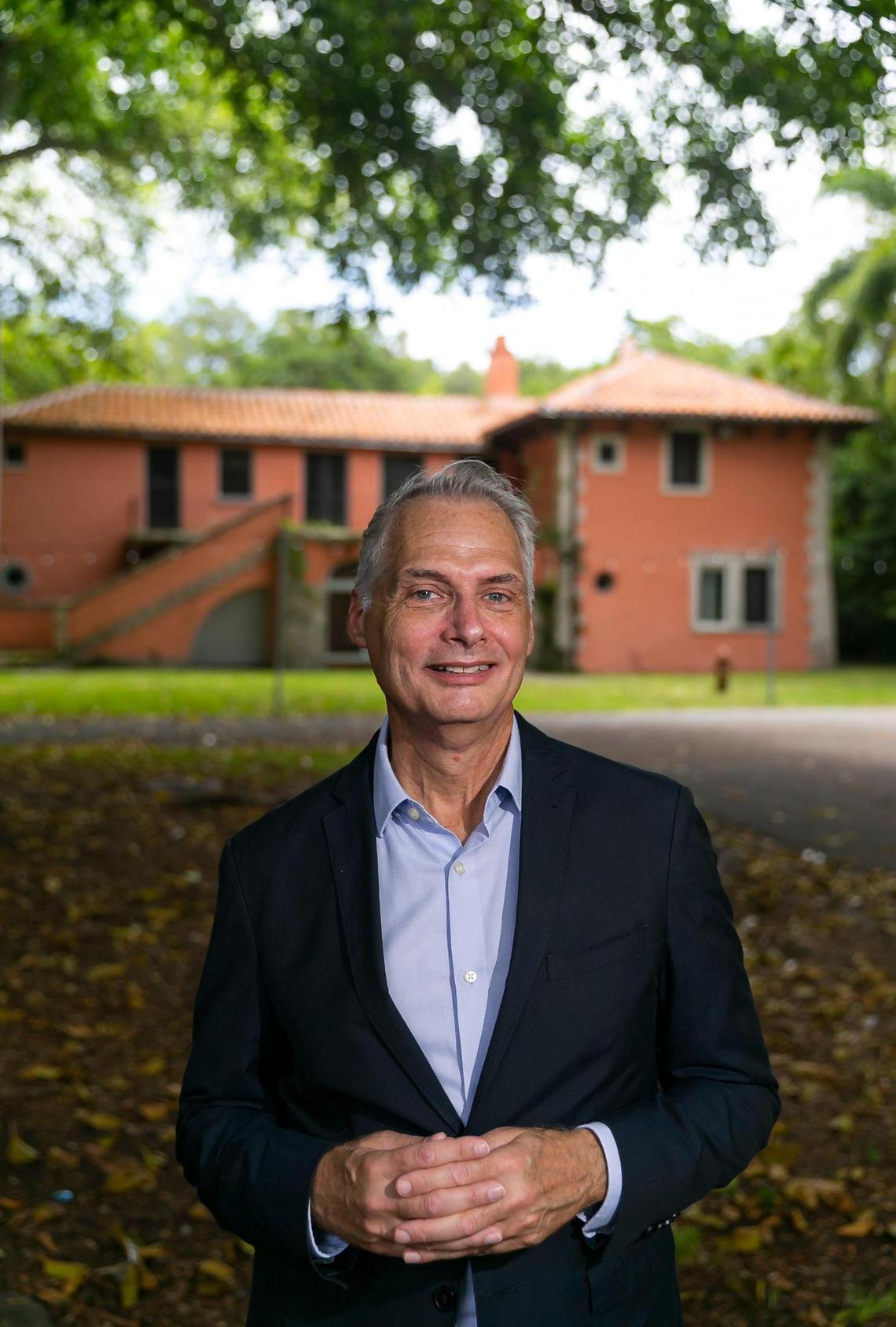 Joel Hoffman, presidente ejecutivo del Vizcaya  Museum & Gardens, posa frente a la residencia del personal de Vizcaya Village, el lunes 25 de julio de 2022, en Miami, Florida. Vizcaya Village, que se encuentra frente al antiguo Miami Museum of Science y consta de 11 edificios históricos, será objeto de una ampliación multimillonaria.
