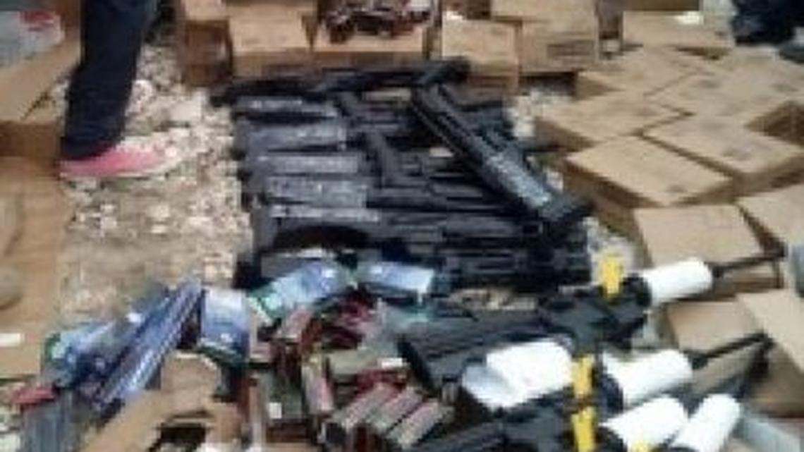 En septiembre de 2016, en el puerto de St. Marc, la Policía haitiana y los agentes de aduanas incautaron de 164 armas semiautomáticas, municiones y otros artículos de defensa escondidos en la parte trasera de un camión enviado ilegalmente desde el Condado Palm Beach. La foto fue una de las varias pruebas que el gobierno estadounidense presentó el tribunal federal de Fort Lauderdale como evidencia en un caso de tráfico ilegal de armas de fuego.