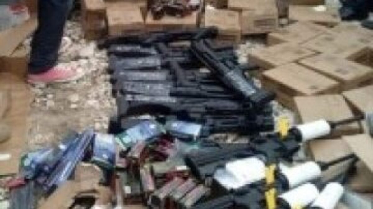 En septiembre de 2016, en el puerto de St. Marc, la Policía haitiana y los agentes de aduanas incautaron de 164 armas semiautomáticas, municiones y otros artículos de defensa escondidos en la parte trasera de un camión enviado ilegalmente desde el Condado Palm Beach. La foto fue una de las varias pruebas que el gobierno estadounidense presentó el tribunal federal de Fort Lauderdale como evidencia en un caso de tráfico ilegal de armas de fuego.