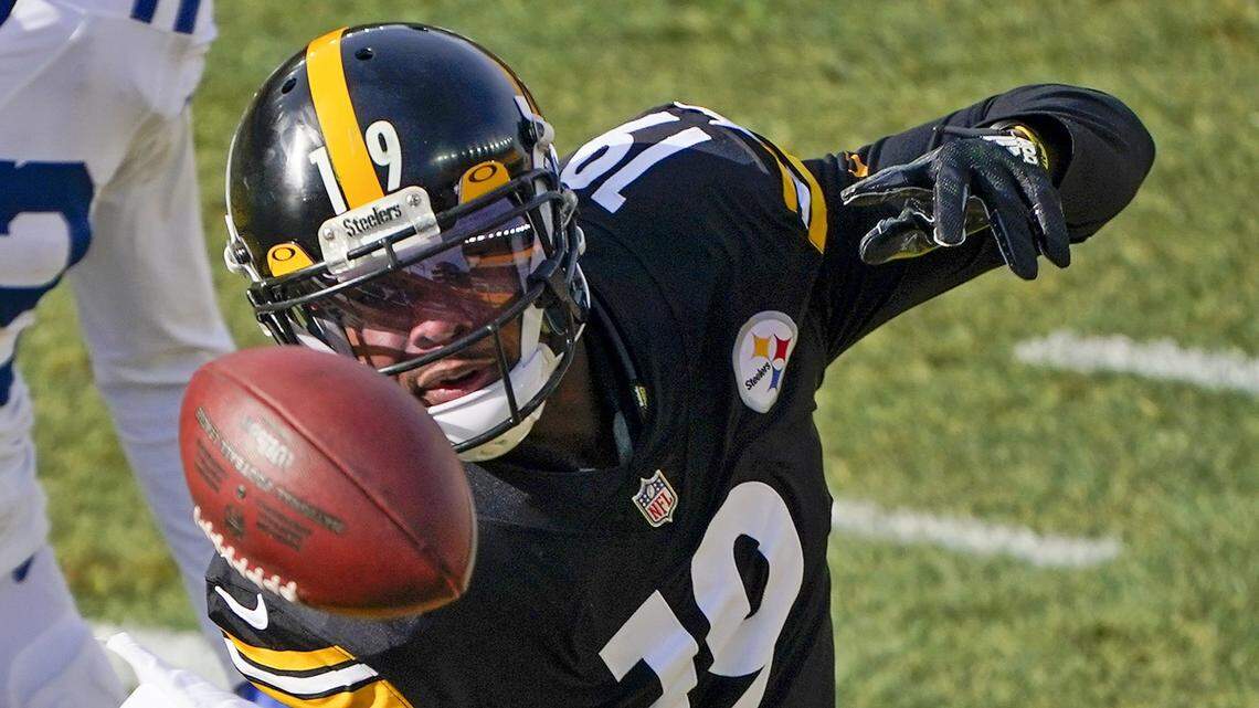 Former Pittsburgh Steelers wide receiver JuJu Smith-Schuster reaches to make a catch during the first half of a 2020 game against the Indianapolis Colts.