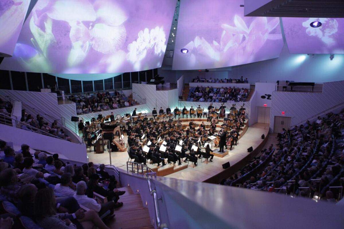 Stéphane Denève conducts the New World Symphony in the Michael Tilson Thomas Performance Hall. The orchestra is powered by 87 Fellows, musicians in a three-year training program begun by Michael Tilson Thomas.