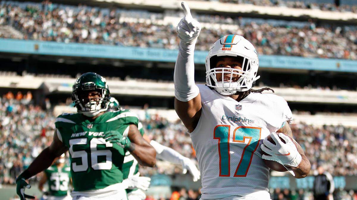 EAST RUTHERFORD, NEW JERSEY - NOVEMBER 21: Jaylen Waddle #17 of the Miami Dolphins carries the ball for a touchdown in the first quarter in the game against the New York Jets at MetLife Stadium on November 21, 2021 in East Rutherford, New Jersey. (Photo by Sarah Stier/Getty Images)
