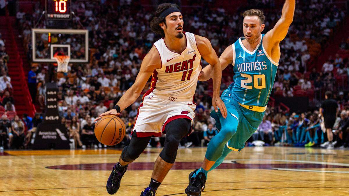 El delantero del Heat Jaime Jáquez Jr. entra al aro ante la marca de Gordon Hayward, de los Hornets de Charlotte, en el partido de pretemporada celebrado el 10 de octubre de 2023 en Miami.
