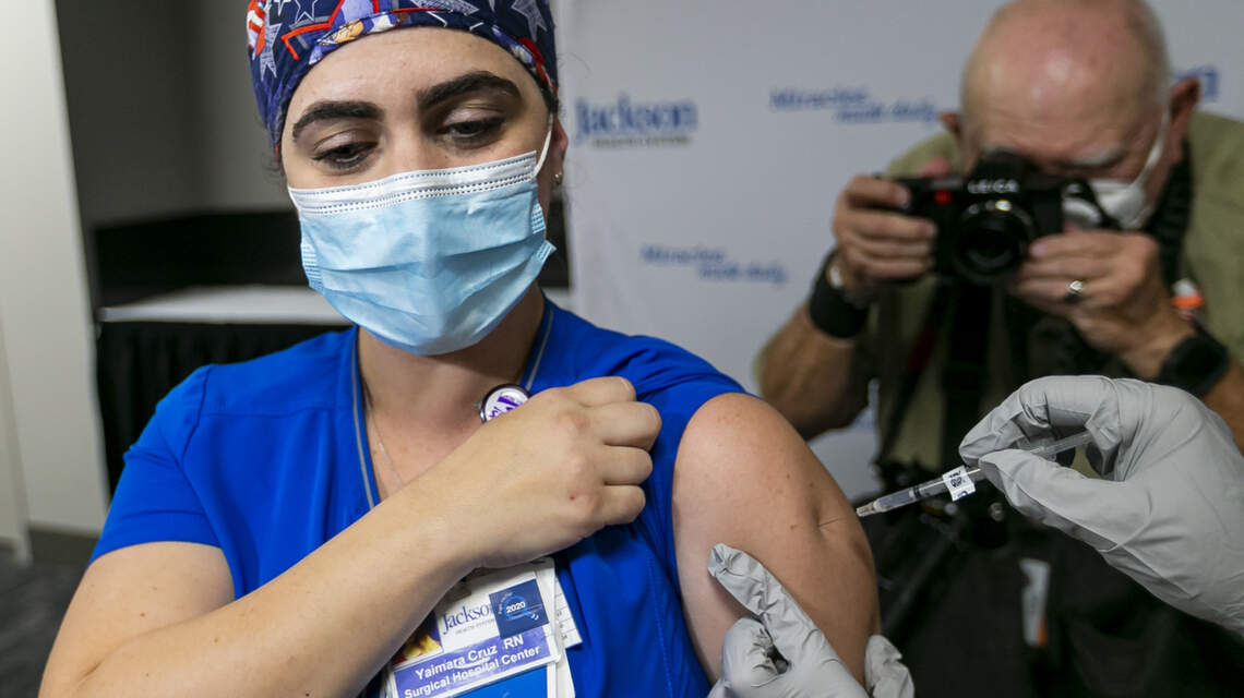 Hospitales de Florida intentan vacunar a todos los empleados ante inminencia del mandato