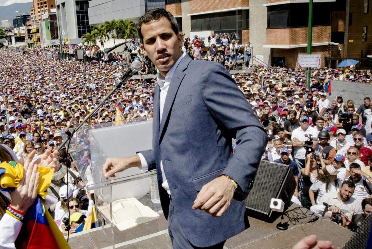 Juan Guaidó se dirige a sus partidarios durante un mitin en Caracas el 2 de marzo de 2019, poco después de ser reconocido como presidente interino.