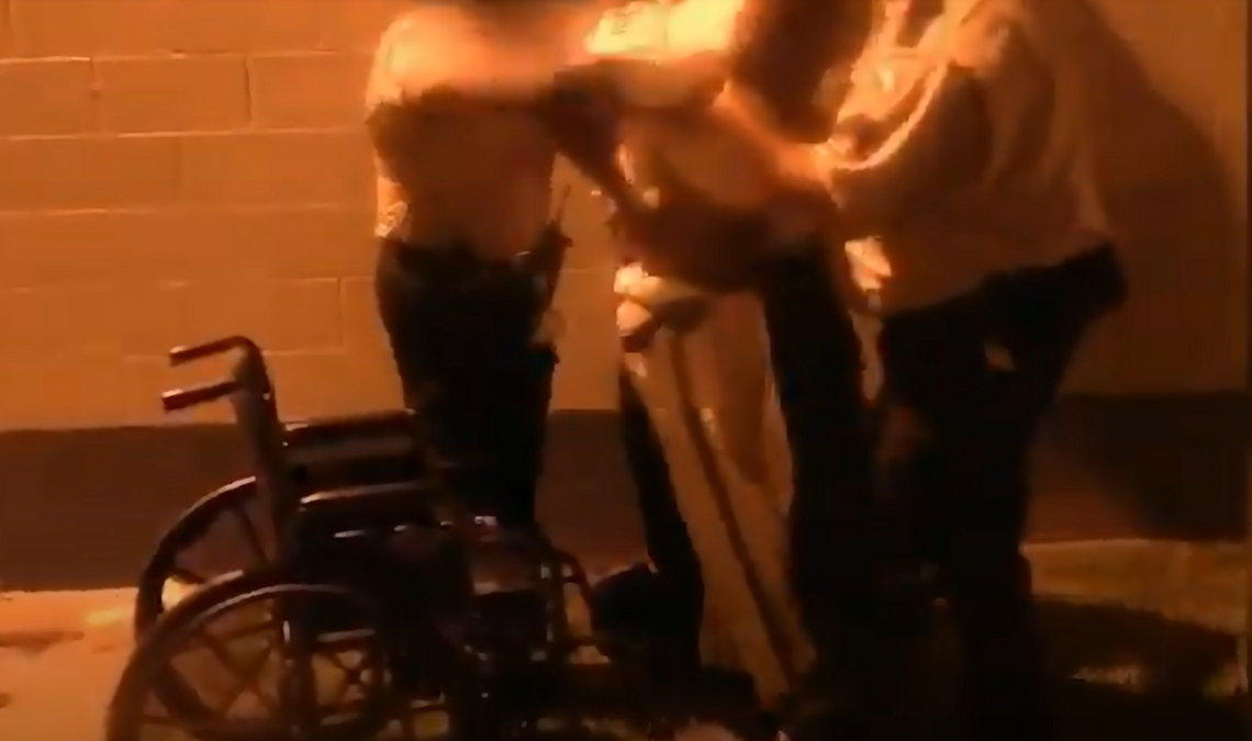 Florida corrections officers lifted Craig Ridley, who was suffering from a broken neck, and placed him on a wheelchair. Medical experts said he needed a backboard.