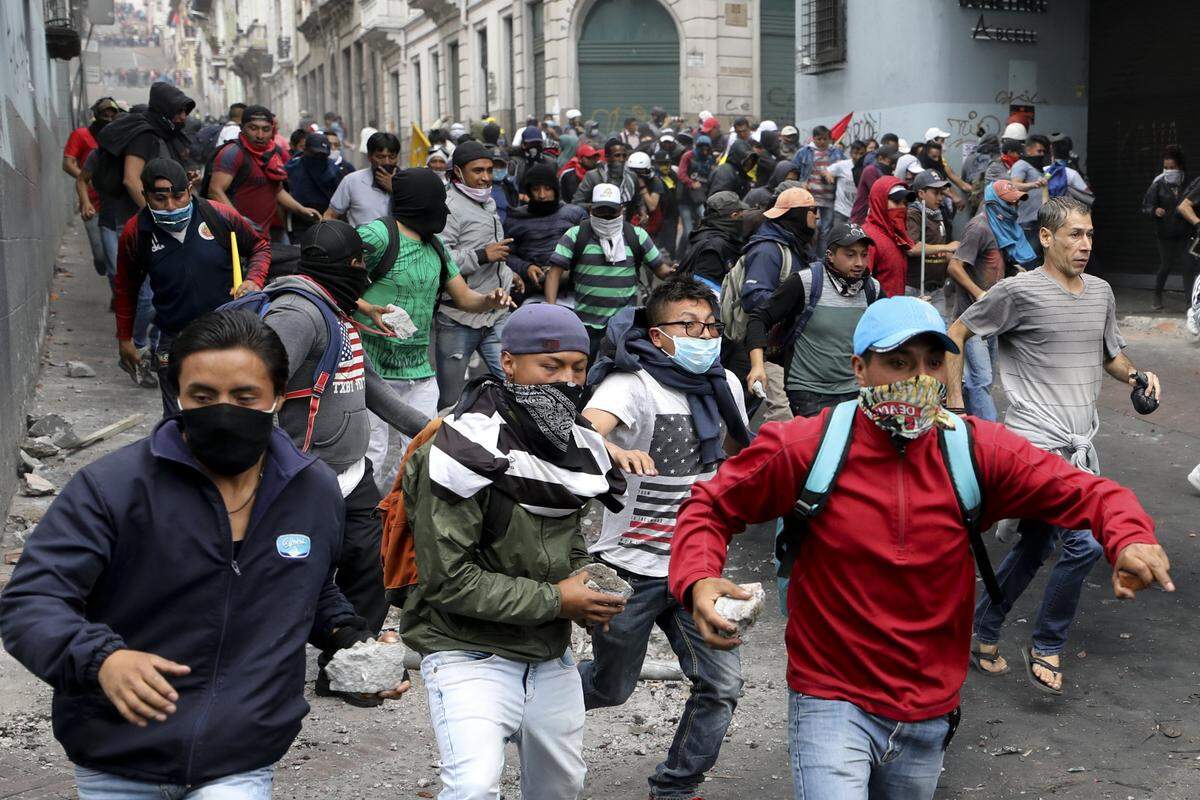 Manifestantes antigubernamentales, piedras en mano, chocan con las autoridades en el centro de Quito, Ecuador, el miércoles 9 de octubre de 2019.