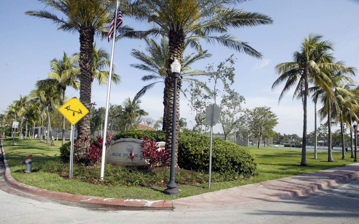 4/27/06 Patrick Farrell/Miami Herald Palm Island Park is what is on the property where the Latin Quarter nightclub that burned down in 1959 used to be...w/Howard Cohen story...