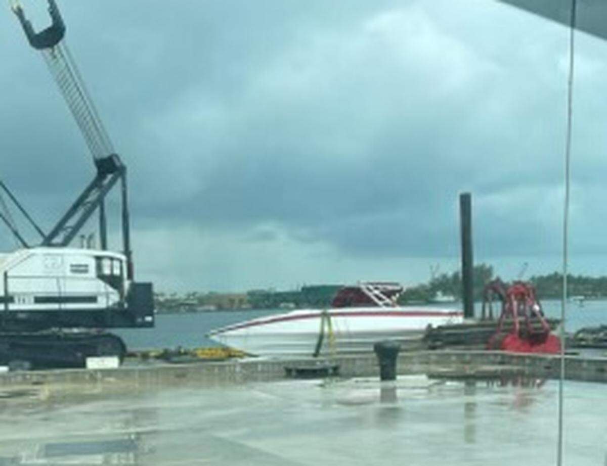 Imagen de la embarcación que se hundió en PortMiami tras chocar con un ferry de Fisher Island a primeras horas del domingo.
