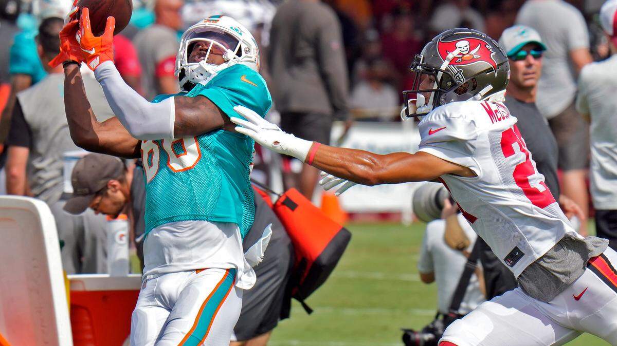 Miami Dolphins wide receiver Braylon Sanders (86) makes a catch after getting past Tampa Bay Buccaneers cornerback Zyon McCollum (27) during an NFL football training camp practice Wednesday, Aug. 10, 2022, in Tampa, Fla. (AP Photo/Chris O’Meara)