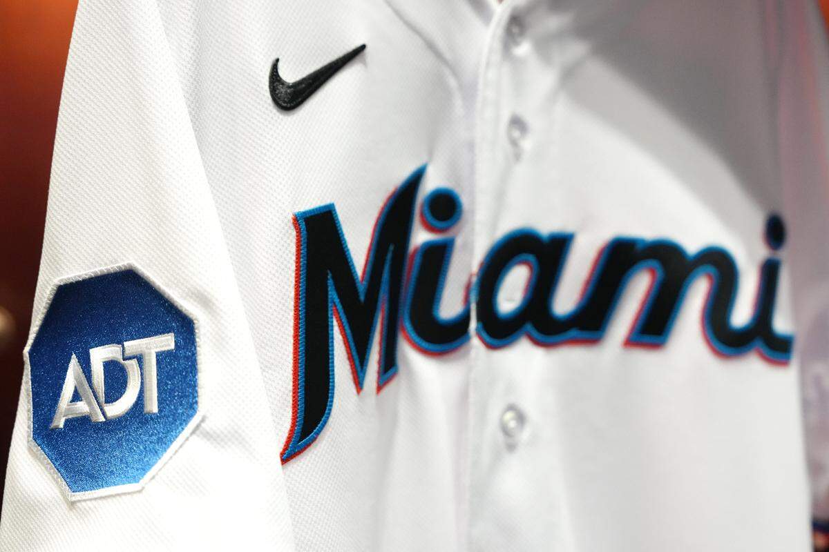 A partir de la temporada de béisbol de 2023, las camisetas de los jugadores de los Miami Marlins incluirán parches con el logotipo corporativo de la empresa de seguridad doméstica ADT, con sede en Boca Ratón.