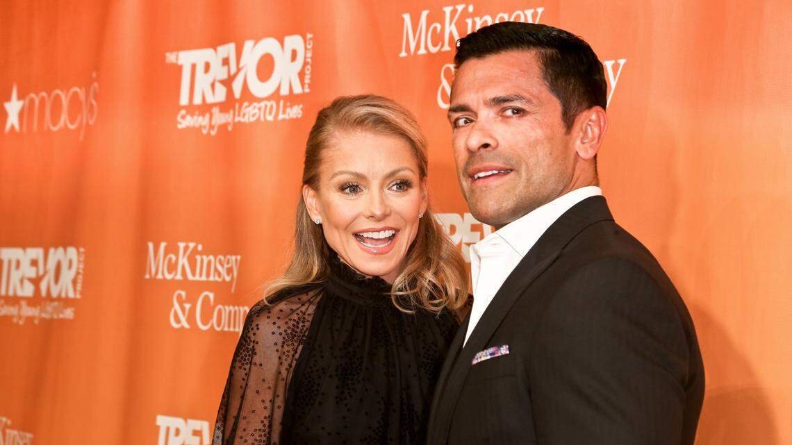 mark consuelos with wife kelly ripa