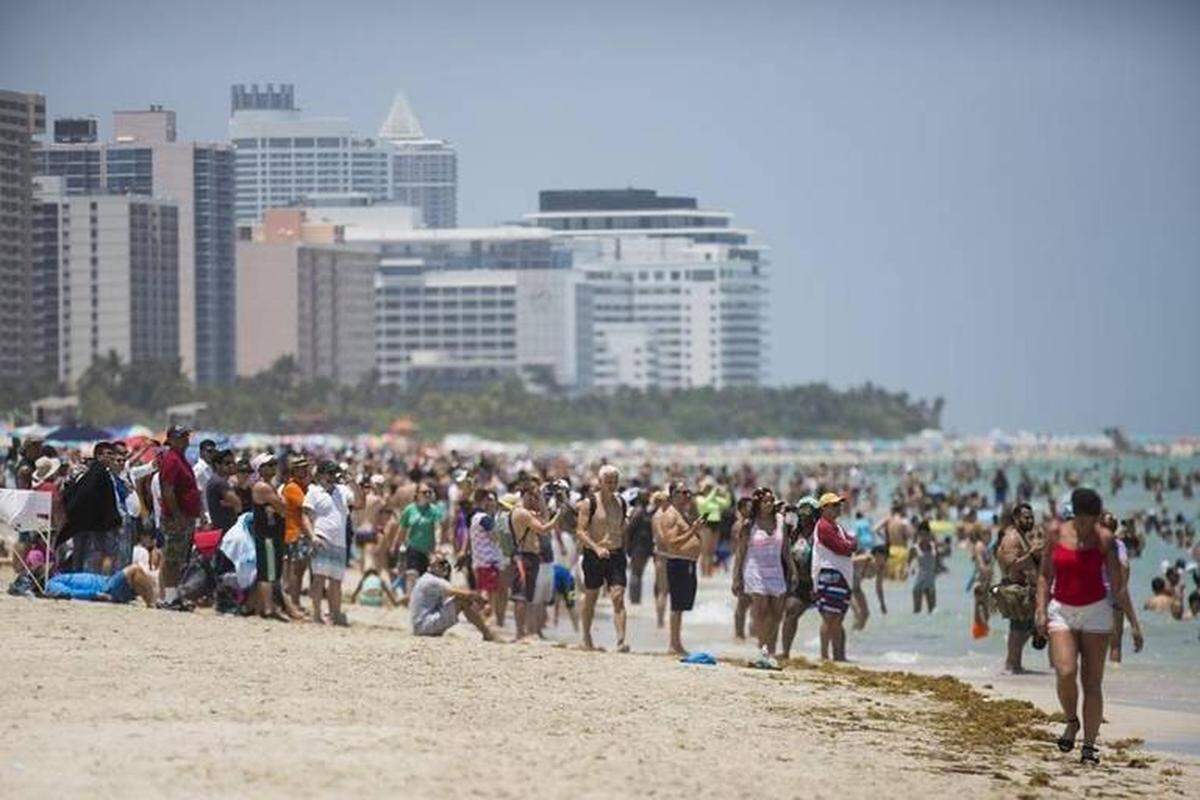 Crowds gather to watch the Memorial Day Weekend Air and Sea Show in Miami Beach on Saturday, May 27, 2017.