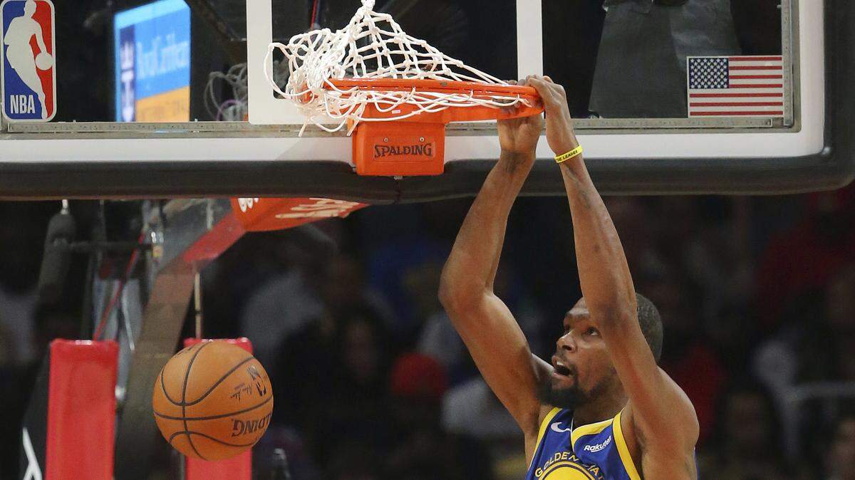 Golden State Warriors forward Kevin Durant (35) scores during the first half of an NBA basketball game against the Hawks on Monday in Atlanta.