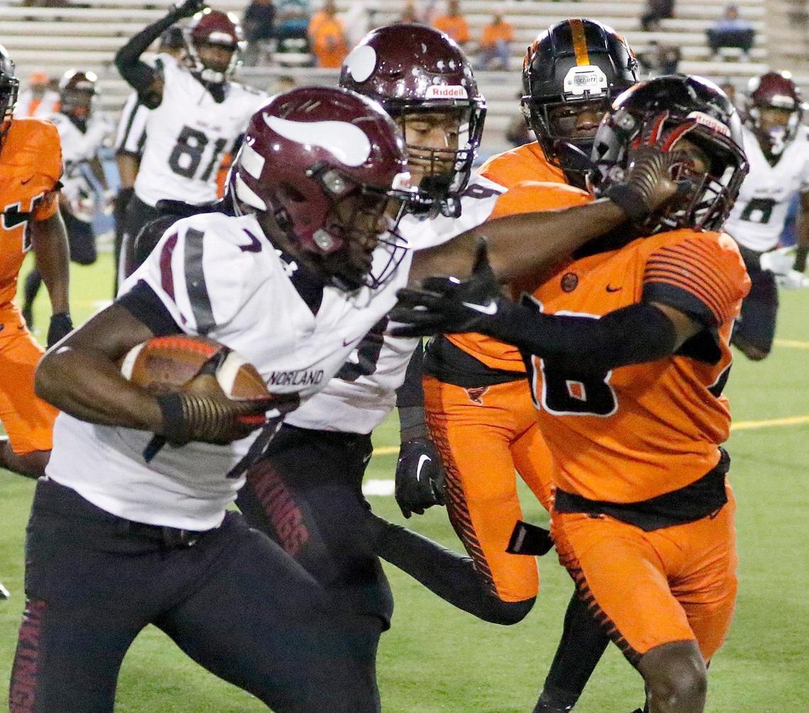 Norland Vikings running back Javin Simpkins (7) tries to break free from Booker T. Washington Tornadoes defenders during football game on Thursday, November 17, 2022 at Traz Powell Stadium in Miami. Andrew Uloza / for Miami Herald