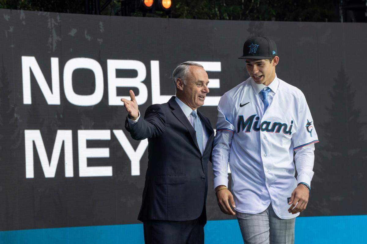 El derecho Noble Meyer es presentado por el comisionado Rob Manfred durante la primera ronda del draft de Grandes Ligas, el domingo 9 de julio de 2023.