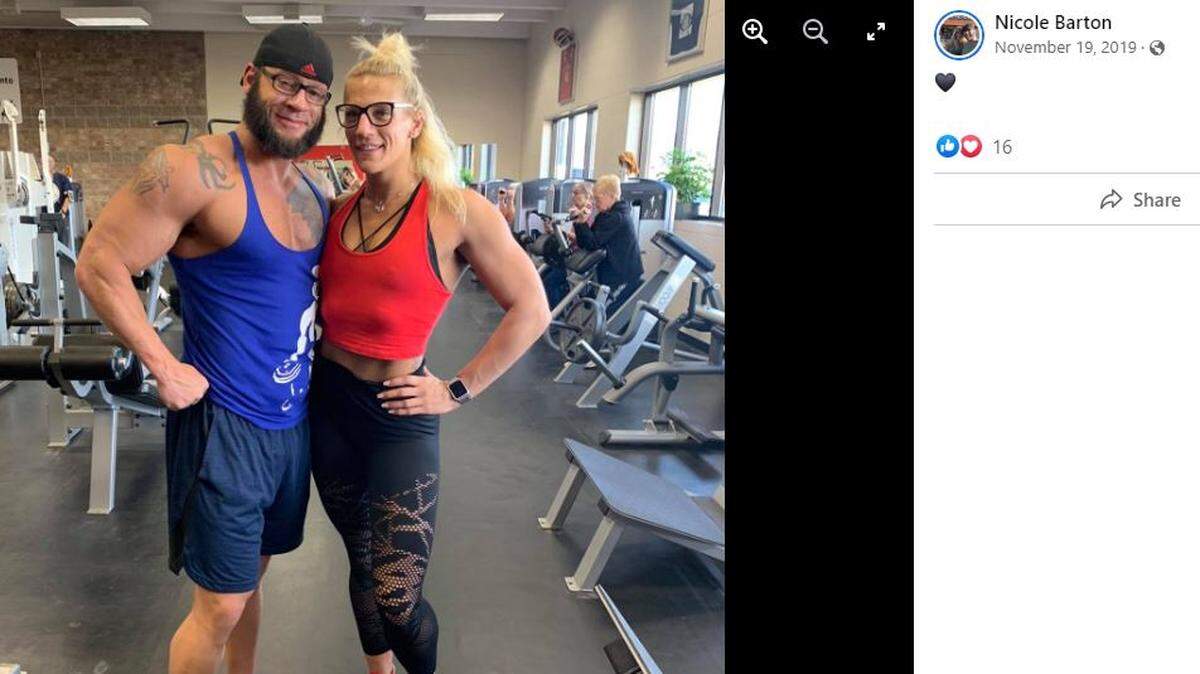 Zachary Barton y su esposa Nicole Barton en noviembre de 2019. Este es el tipo de publicaciones en redes sociales que los investigadores recopilaron desde julio de 2019 hasta junio de 2021 y que demuestran que Barton no era el veterano de combate discapacitado que decía ser.