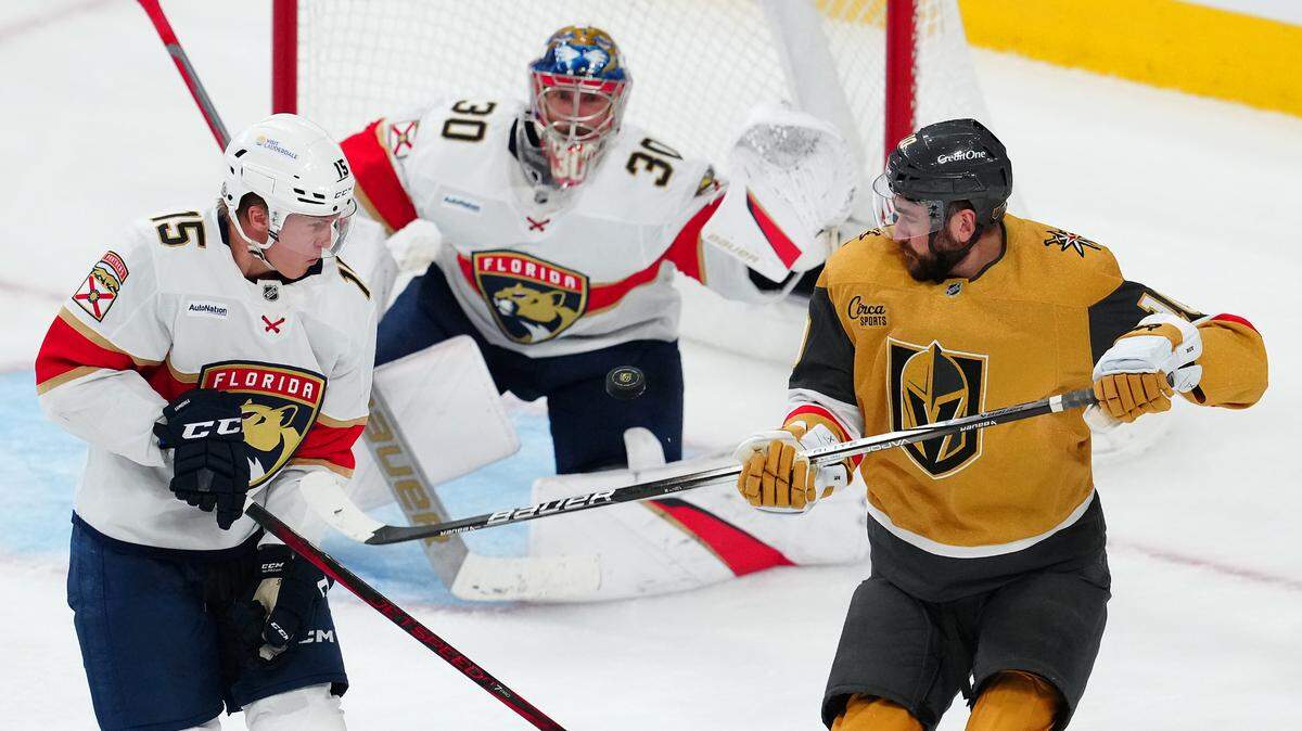 Jan 26, 2025; Las Vegas, Nevada, USA; Vegas Golden Knights center Nicolas Roy (10) and Florida Panthers center Anton Lundell (15) look to control a puck in front of Florida Panthers goaltender Spencer Knight (30) during the third period at T-Mobile Arena.