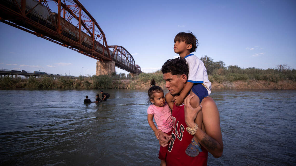 Reverse journey: Finding U.S. border closed, thousands of migrants in Mexico head back south