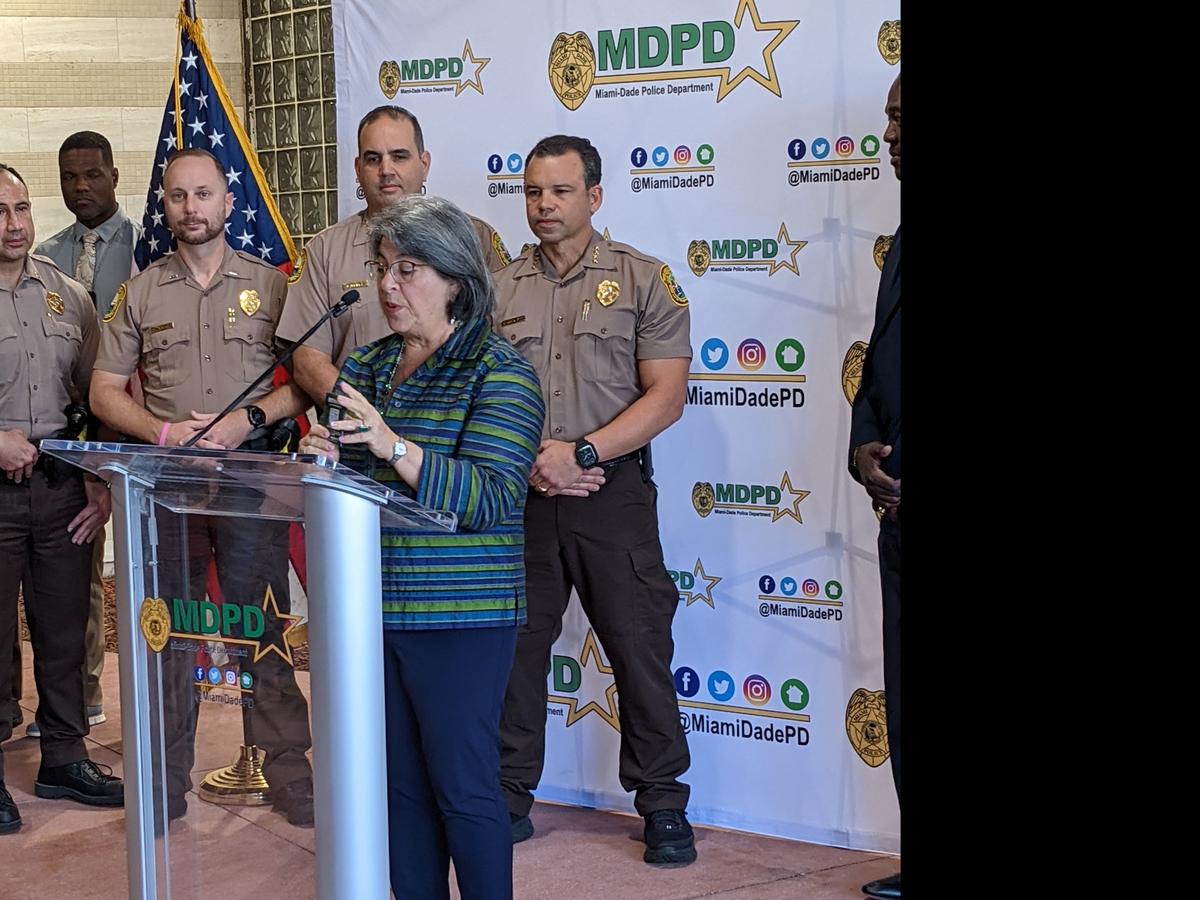 La alcaldesa de Miami-Dade, Daniella Levine Cava, participó el martes por la mañana en una ceremonia para anunciar una nueva iniciativa de lucha contra la delincuencia que ofrecerá al público información sobre los homicidios no resueltos simplemente usando las cámaras de sus teléfonos móviles.