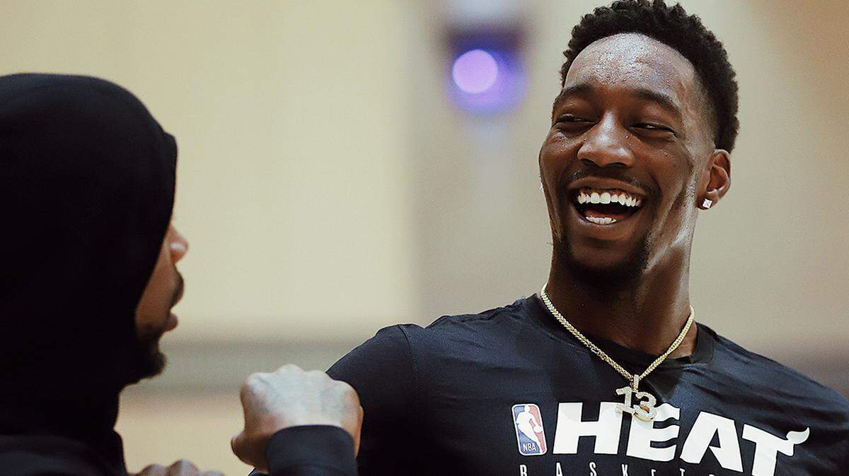 Los jugadores del Heat Bam Adebayo (der.) y Kendrick Nunn entrenaron este viernes en el salón de baile de un hotel en Disney World en Orlando.
