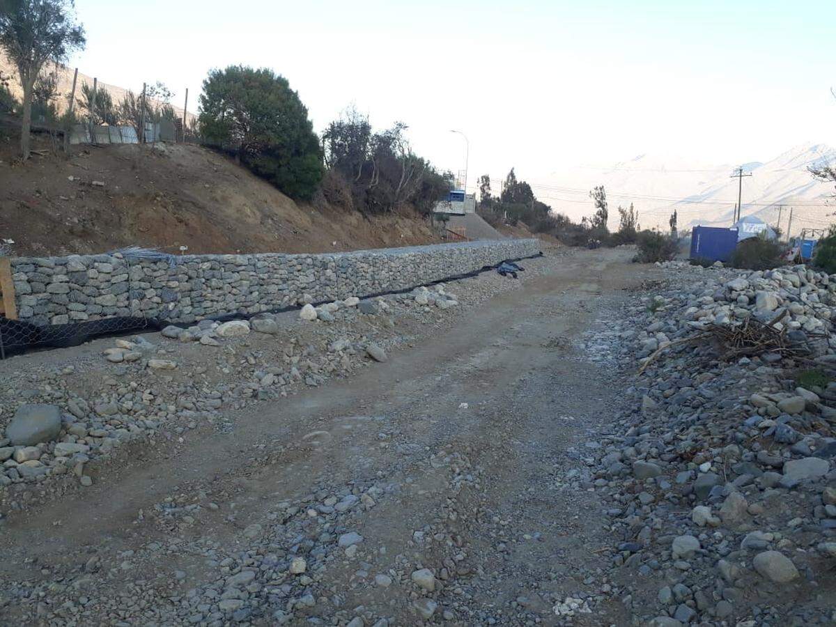 The security wall installed by the company in the event of the dam’s collapse.