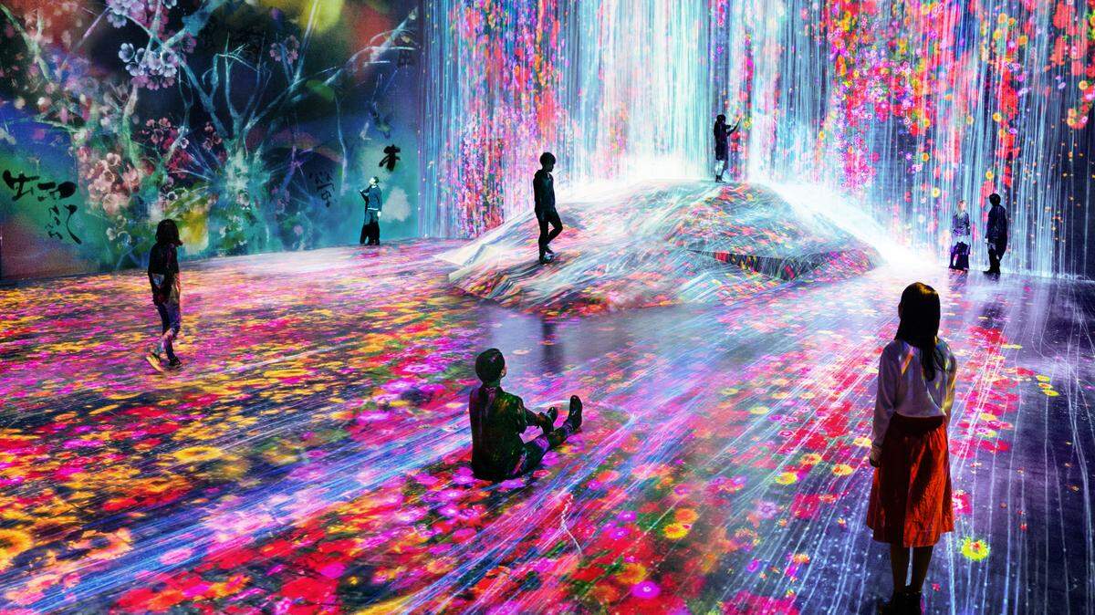 Obras de inmersión como ‘Universe of Water Particles on a Rock where People Gather” de teamLab’s serán mostradas en Superblue Miami. Esta obra del 2018 está exhibida permanentemente en el Digital Art Museum. 