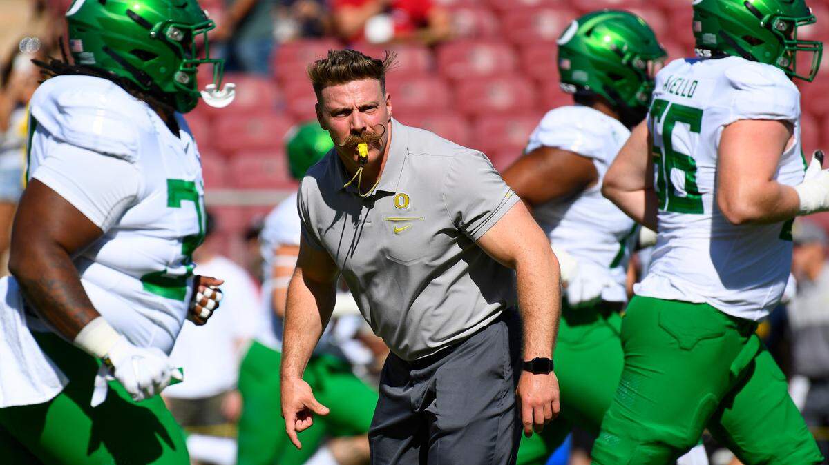 PALO ALTO, CA - SEPTEMBER 21: Oregon football strength coach Aaron Feld runs drills before a college football game between the Oregon Ducks and the Stanford Cardinal on September 21, 2019, at Stanford Stadium in Palo Alto, CA. (Photo by Brian Rothmuller/Icon Sportswire) (Icon Sportswire via AP Images)