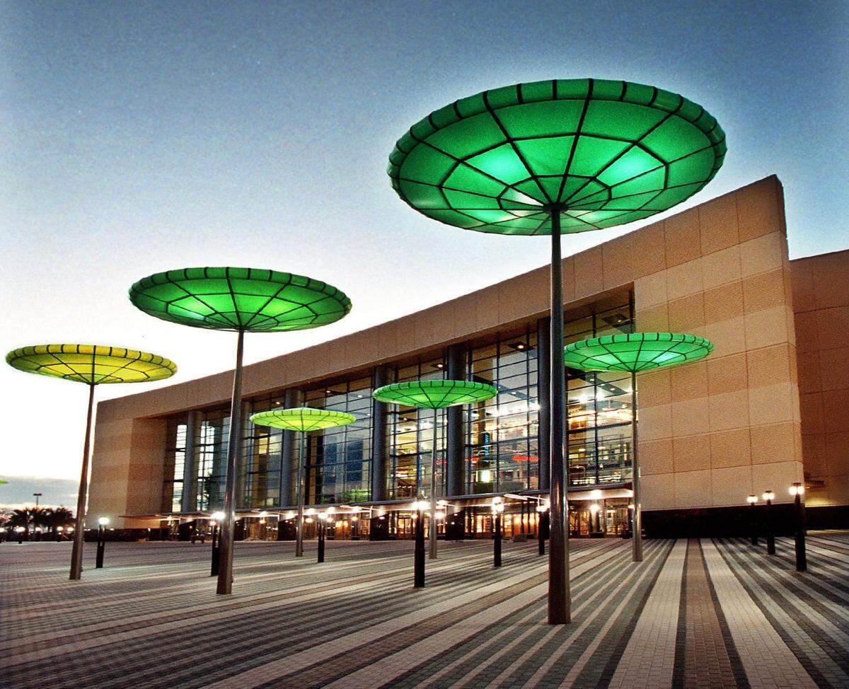 The “Flying Saucer Grove,” by Martha Schwartz at the Broward hockey arena in Sunrise in 1998.