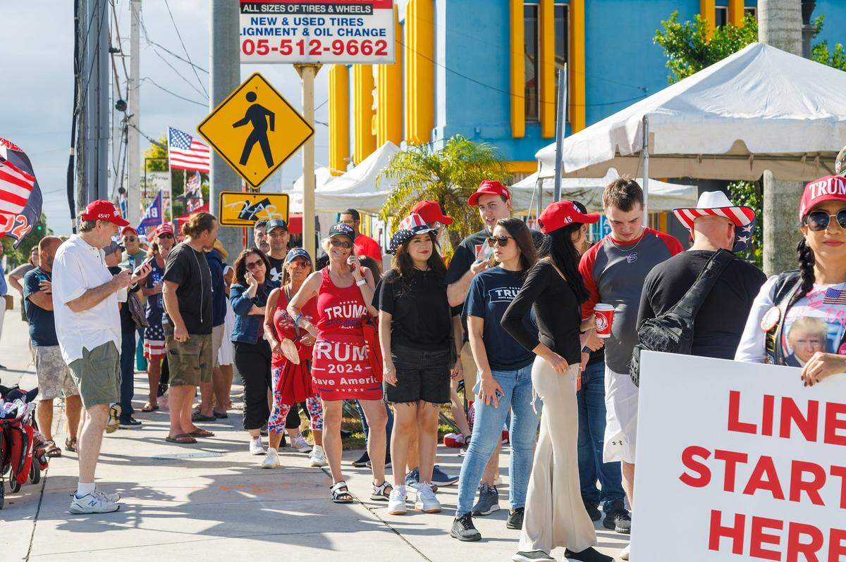 Seguidores del ex presidente Donald Trump hicieron fila temprano en la mañana para su presentación nocturna en el Ted Hendricks Stadium en el Henry Milander Park, en Hialeah, el miércoles 8 de noviembre de 2023.