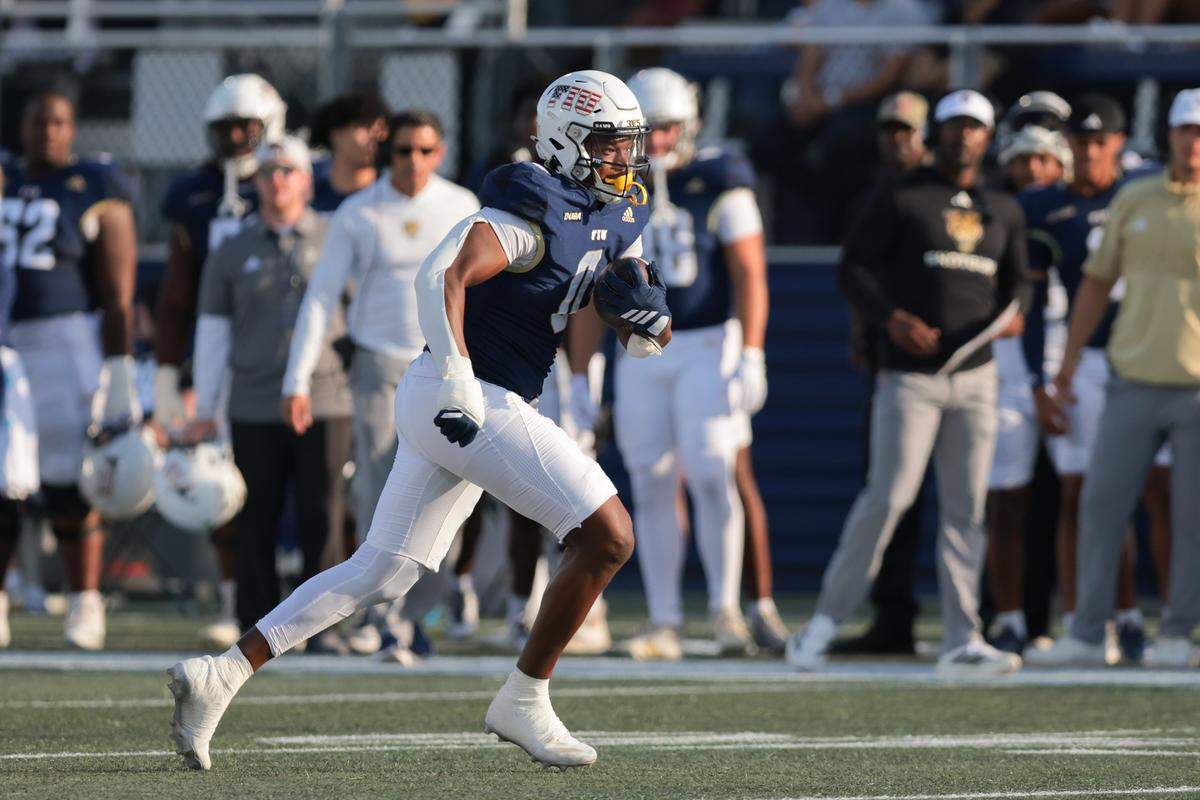 FIU Panthers tight end Dallas Payne (0) carries the football against Jacksonville State Gamecocks during the first quarter at Pitbull Stadium on Saturday, Nov. 22, in Miami, Fla.