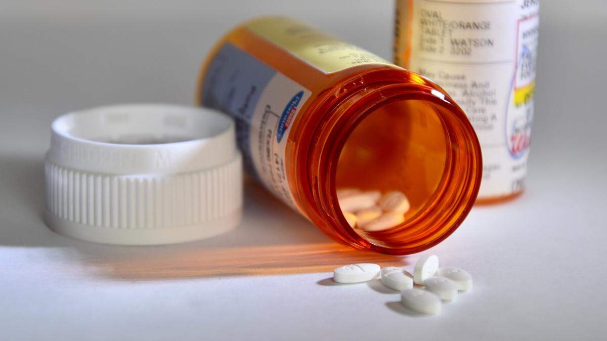 A former nurse practitioner illegally prescribed opioid pills to have sex with female patients and promote his TV show, feds say.