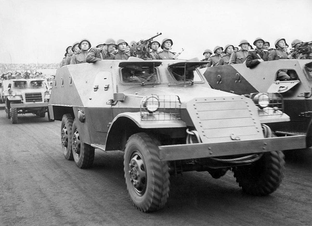 A Soviet mechanized infantry unit in 1956 features a BTR-152 armored carrier, a type of military vehicle the Cuban armed forces use.