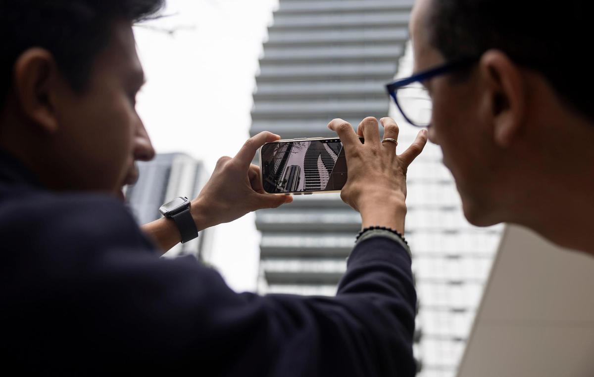 Photographer Erick Quituizaca, left, and Jared, right, an Apple creative pro, give a ‘Today at Apple’ session on improving iPhone photography during a media preview of the new Apple Miami Worldcenter store on Wednesday, Jan. 22, 2025, in downtown Miami, Fla. Apple is set to open its newest store in downtown Miami on Friday, featuring a dedicated pickup area and a biophilic garden.