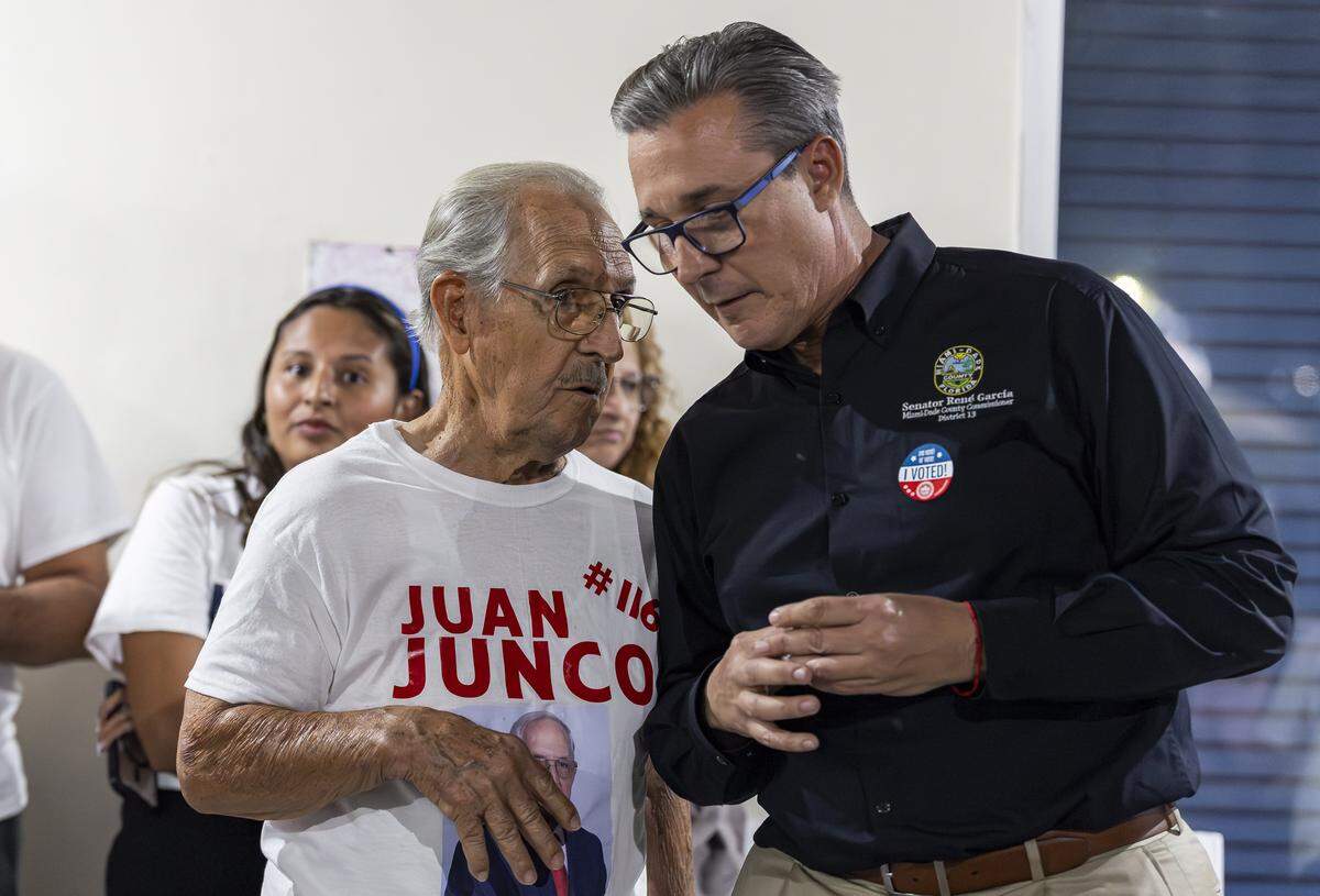 El comisionado del Condado Miami-Dade, René García (a la derecha), conversa con el concejal interino de Hialeah, Juan Junco, quien perdió su elección, durante la fiesta de seguimiento de la noche electoral de la alcaldesa interina Jacqueline García-Roves en su sede de campaña el martes 4 de noviembre de 2025 en Hialeah, Florida. García-Roves perdió la contienda por la alcaldía de Hialeah ante Bryan Calvo.