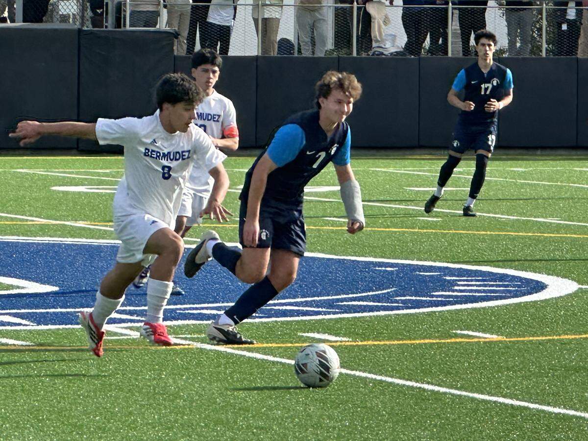 JC Bermudez’s Victor Hilenski (left) races Gulliver’s Ryan Fischer (right) to the ball during Tuesday’s Region 4-3A quarterfinal.