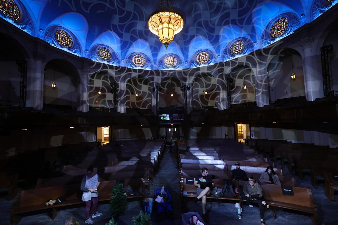 La iglesia se iluminó con luces de colores durante los preparativos para la reapertura después de aproximadamente $20 millones en renovaciones, el jueves 5 de diciembre de 2024.