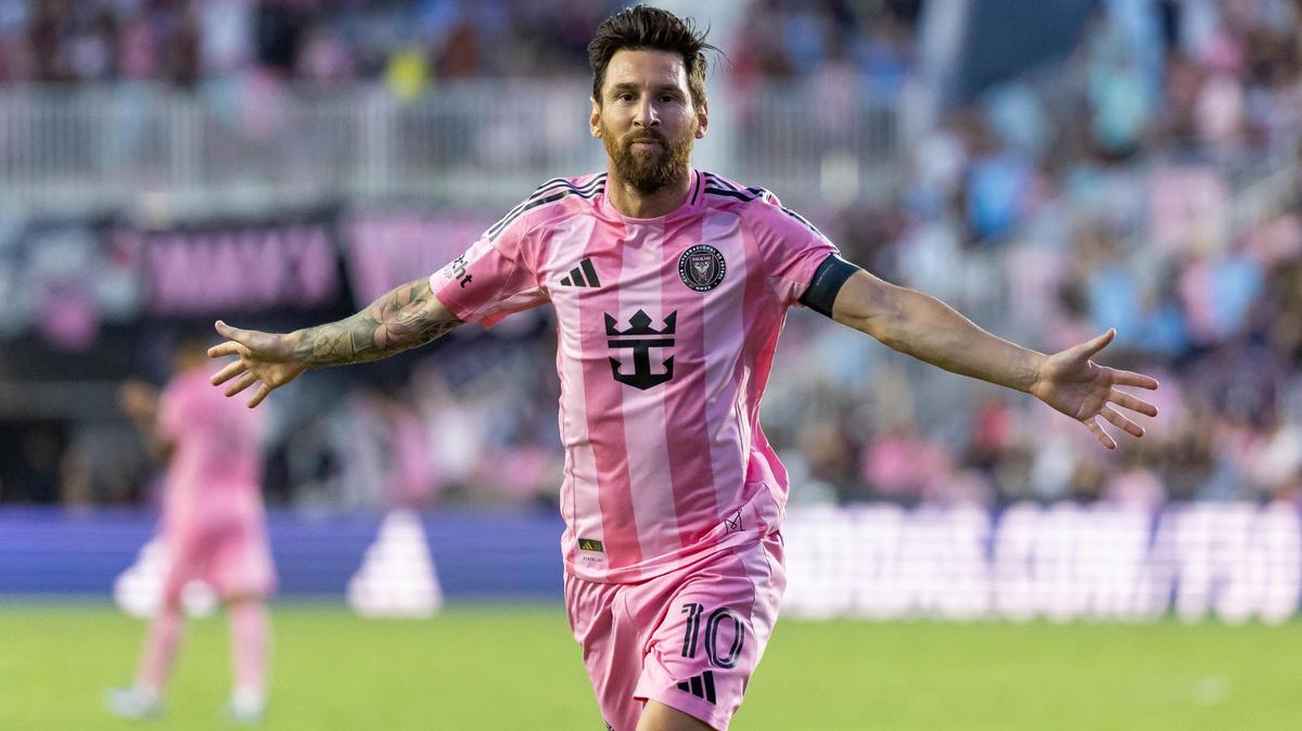 El delantero del Inter de Miami, Lionel Messi (10), celebra después de marcar su primer gol contra Nashville SC en la primera mitad de su partido de la MLS en el Chase Stadium el sábado 12 de julio de 2025, en Fort Lauderdale, Florida.