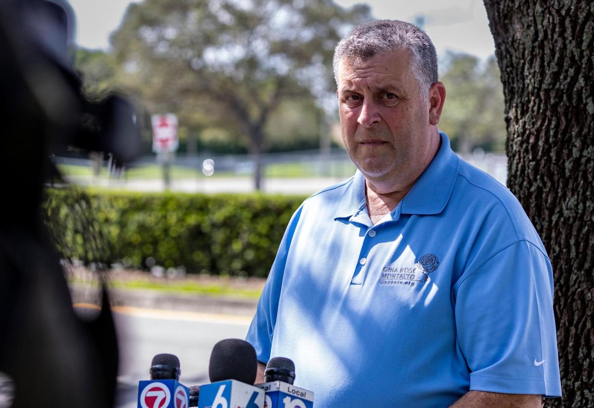Parkland, la Florida, 5 de julio de 2023. Tony Montalto, padre de Gina Rose Montalto, quien murió durante el tiroteo en 2018, hablando con la prensa después de visitar el edificio de estudiantes de primer año en donde murió su hija. Familiares de las víctimas del tiroteo en Marjory Stoneman Douglas High School visitaron la escena del crimen. El edificio será demolido ahora que terminaron los juicios.