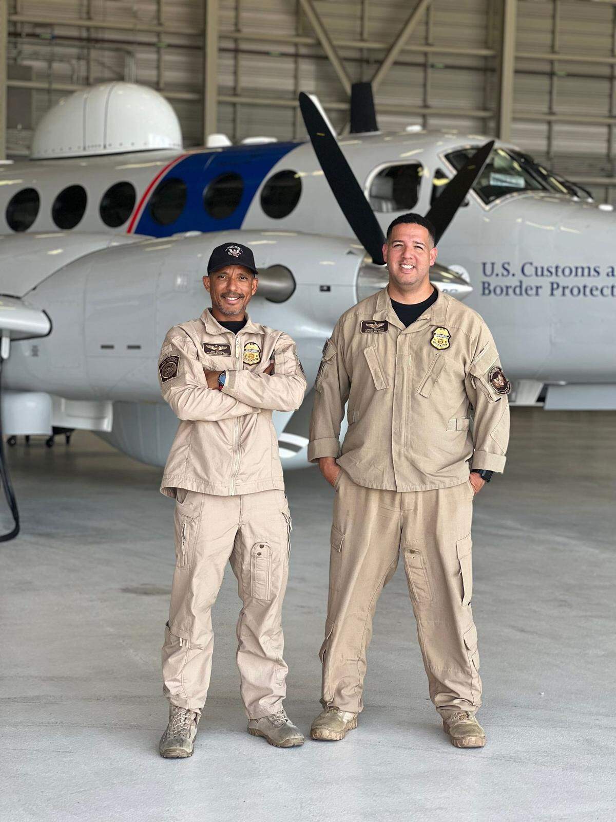Otis Sicardi y Carlos Antonetti, agentes federales de la unidad de Operaciones Aéreas y Marítimas de la Oficina de Aduanas y Protección de Fronteras de Estados Unidos