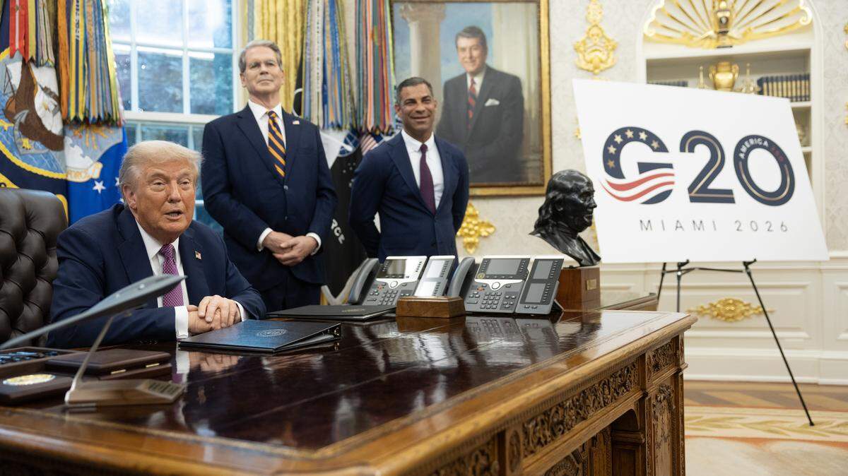 Miami Mayor Francis Suarez, right, with President Donald Trump and U.S. Treasury Secretary Scott Bessent as the president announces plans to host the 2026 G20 summit in Doral during a briefing in the Oval Office on Sept. 5, 2025 in Washington.