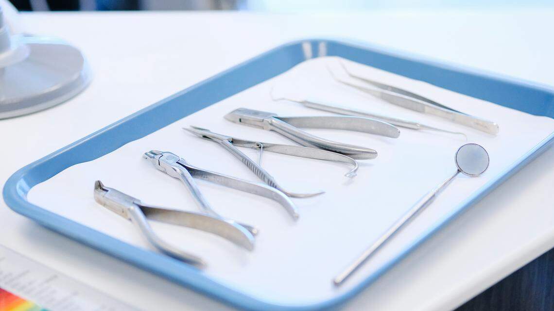 Siblings running fake dentist office drill veneers into woman’s gums, FL cops say